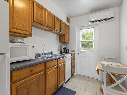 Economy Room | Private kitchen | Full-size fridge, oven, stovetop, cookware/dishes/utensils