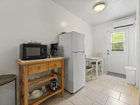 Studio | Private kitchen | Full-size fridge, oven, stovetop, cookware/dishes/utensils