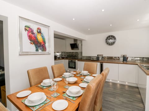 Cottage | Private kitchen | Fridge, dishwasher, electric kettle, toaster