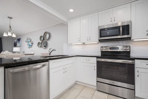 Condo, Multiple Beds, Balcony | Private kitchen | Fridge, microwave, oven, stovetop