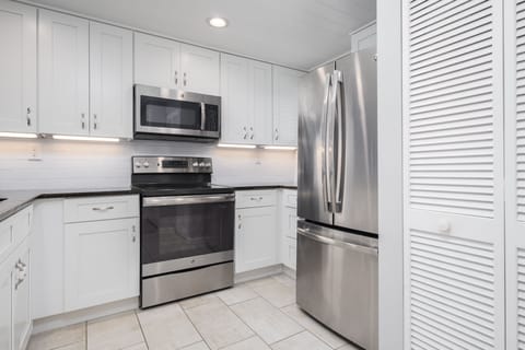 Condo, Multiple Beds, Balcony | Private kitchen | Fridge, microwave, oven, stovetop