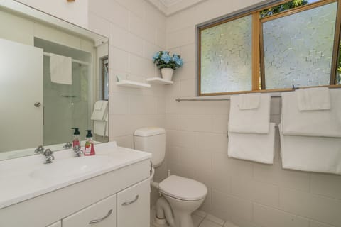 Manhattan Suite | Bathroom | Shower, free toiletries, hair dryer, towels