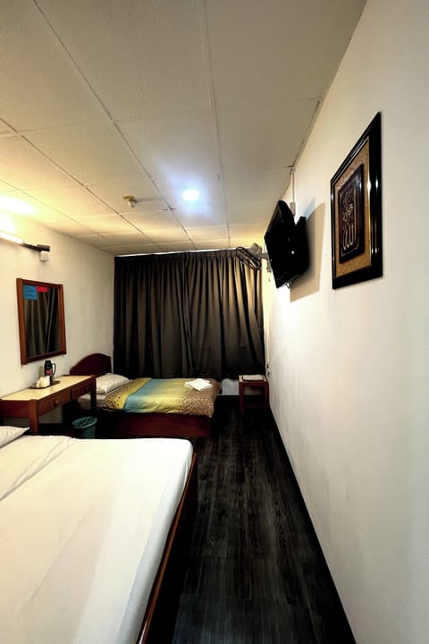 Deluxe Triple Room | Desk, free WiFi, bed sheets