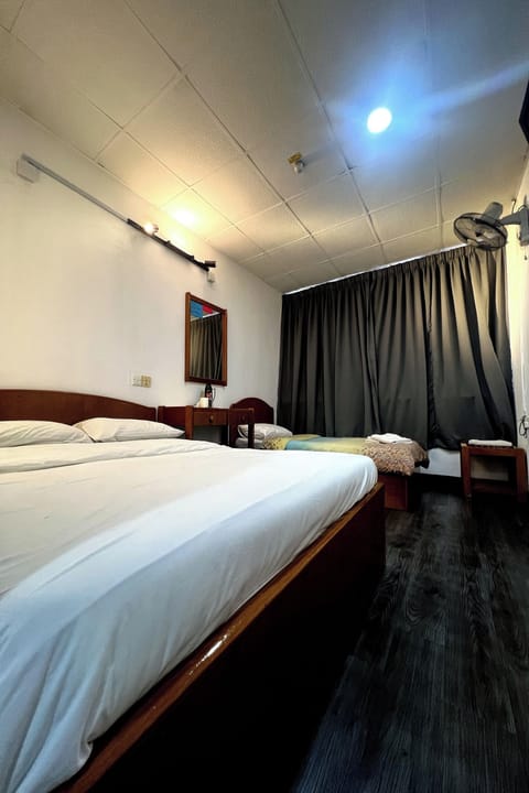 Deluxe Triple Room | Desk, free WiFi, bed sheets