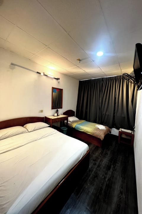 Deluxe Triple Room | Desk, free WiFi, bed sheets