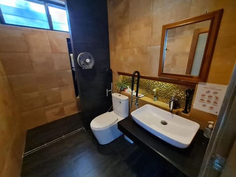 Double Room | Bathroom | Shower, free toiletries, hair dryer, towels