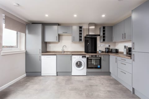 Superior Apartment | Private kitchen | Full-size fridge, microwave, oven, stovetop