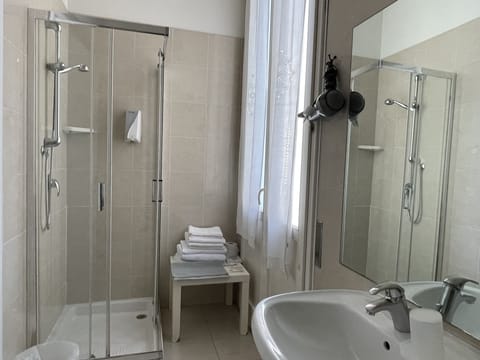 Double or Twin Room | Bathroom | Eco-friendly toiletries, hair dryer, bidet, towels