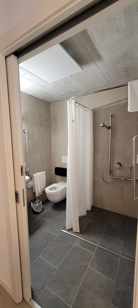 Comfort Room | Bathroom | Shower, free toiletries, hair dryer, towels