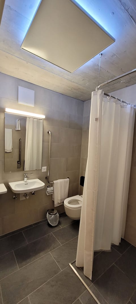 Comfort Room | Bathroom | Shower, free toiletries, hair dryer, towels