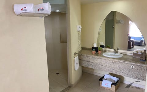 Family Room | Bathroom | Free toiletries, hair dryer, towels