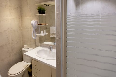 Design Triple Room | Bathroom | Hair dryer, towels, soap, shampoo