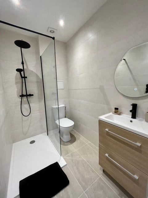 Deluxe Double Room | Bathroom | Shower, rainfall showerhead, free toiletries, hair dryer