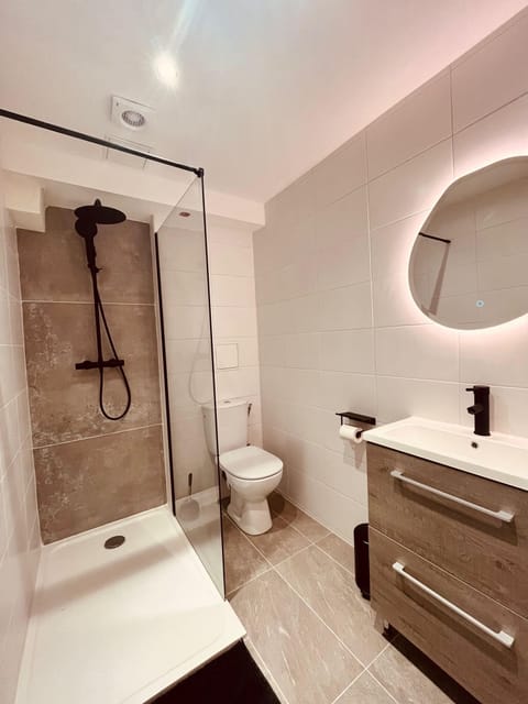 Deluxe Double Room | Bathroom | Shower, rainfall showerhead, free toiletries, hair dryer