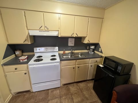 Junior Room | Private kitchen | Microwave, coffee/tea maker, freezer