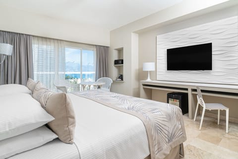 Deluxe Partial Ocean View King | Free minibar, in-room safe, laptop workspace, blackout drapes