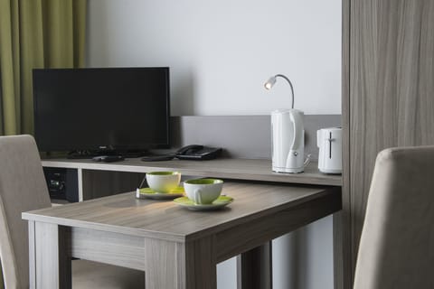 Comfort Suite (Rez de Jardin) | In-room safe, desk, laptop workspace, blackout drapes