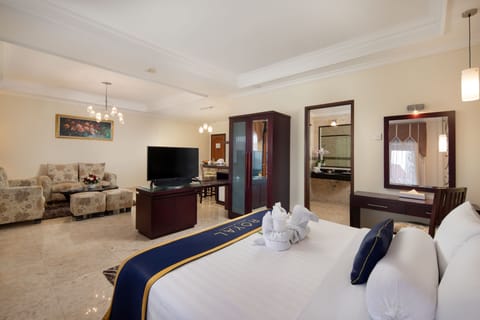 Executive Suite | Minibar, in-room safe, soundproofing, free WiFi