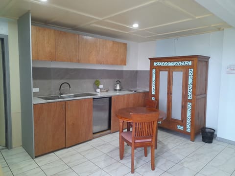 Deluxe Studio | Private kitchen | Fridge, coffee/tea maker, electric kettle