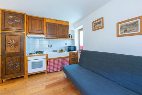 Family Apartment, 1 Bedroom (Miramonti 21 Ski In - Ski Out) | Living room | TV