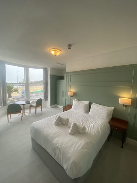 Superior Double Room, Sea View | Desk, bed sheets