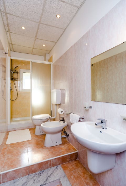 Shower, free toiletries, hair dryer, bidet