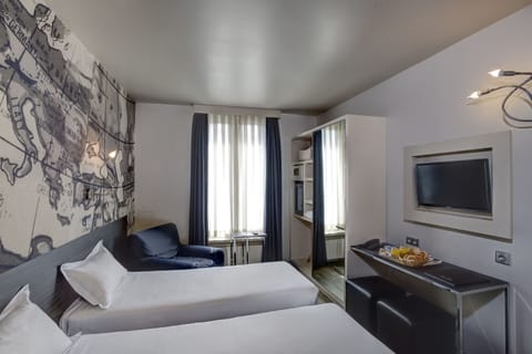 Standard Twin Room | Minibar, in-room safe, desk, blackout drapes