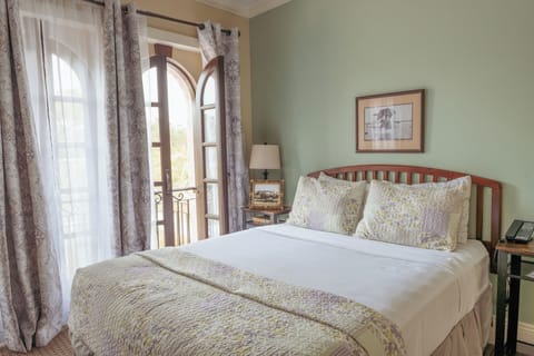 Traditional Room, 1 Queen Bed | Hypo-allergenic bedding, blackout drapes, iron/ironing board, free WiFi