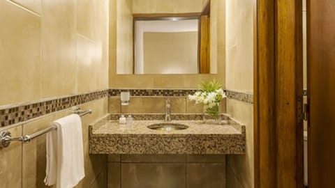 Standard Triple Room | Bathroom | Shower, bidet, towels