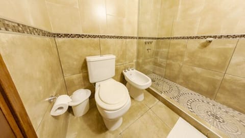 Standard Triple Room | Bathroom | Shower, bidet, towels