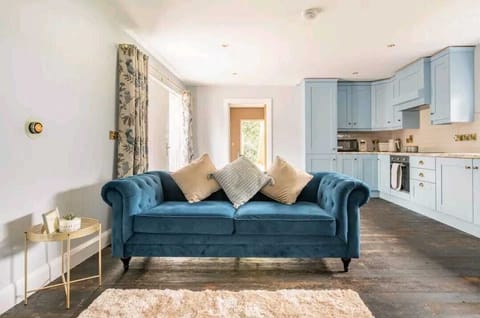 Superior Cottage, Private Bathroom | Lounge