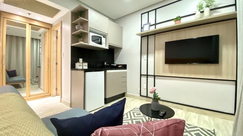 Deluxe Single Room | Living area | Flat-screen TV