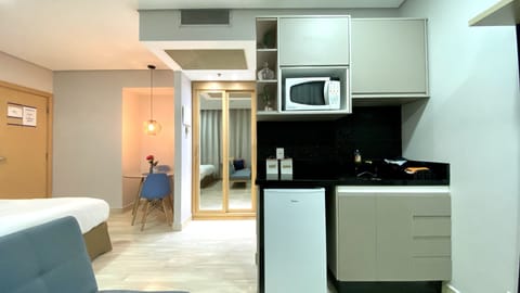 Deluxe Single Room | Private kitchen | Mini-fridge, microwave, stovetop, toaster