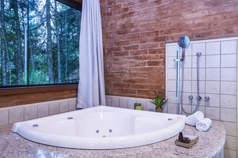 Chalé Luxo Chalé luxo, 1 cama Queen, vista para o jardim | Private spa tub