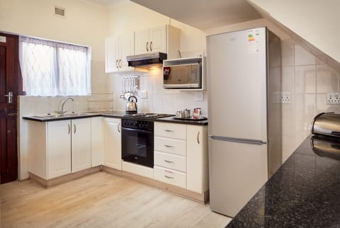 Apartment, 3 Bedrooms, Non Smoking | Private kitchenette | Full-size fridge, microwave, stovetop, coffee/tea maker