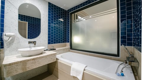 Deluxe Pool Access Room | Bathroom | Shower, rainfall showerhead, free toiletries, hair dryer