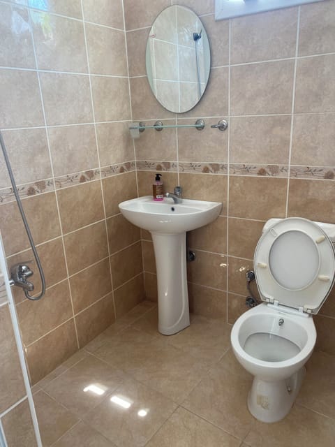 Economy Single Room | Bathroom | Shower, rainfall showerhead, towels, toilet paper