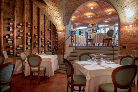 Breakfast, lunch, dinner served; Italian cuisine, garden views 