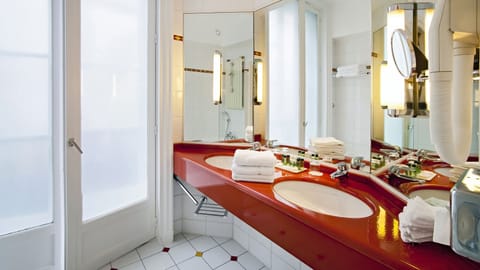 Suite | Bathroom | Combined shower/tub, free toiletries, hair dryer, slippers