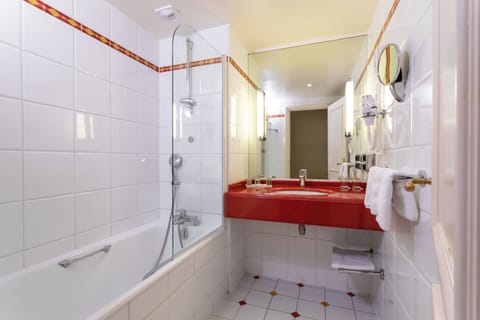 Classic Double Room | Bathroom | Combined shower/tub, free toiletries, hair dryer, slippers