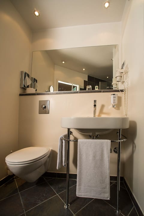 Comfort Single Room | Bathroom | Free toiletries, hair dryer, towels