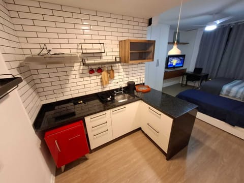 City Studio | Private kitchen | Mini-fridge, microwave, stovetop, cookware/dishes/utensils