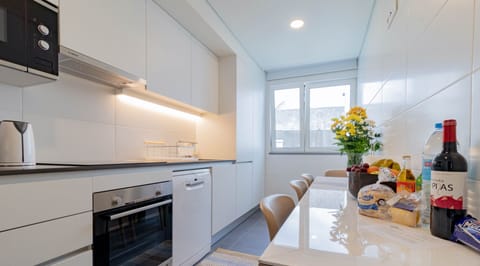 Premium Residence, 2 Bedrooms, Garden View (Coliseu B2) | Private kitchen | Full-size fridge, microwave, oven, stovetop