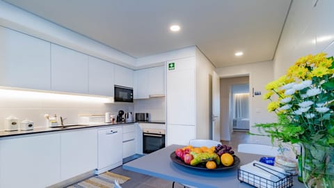 Premium Residence, 2 Bedrooms, Garden View (Coliseu B1) | Private kitchen | Full-size fridge, microwave, oven, stovetop