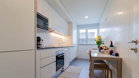 Premium Residence, 2 Bedrooms, Garden View (Coliseu B2) | Private kitchen | Full-size fridge, microwave, oven, stovetop