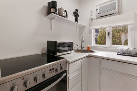 Deluxe Suite, 2 Bedrooms | Private kitchen | Electric kettle