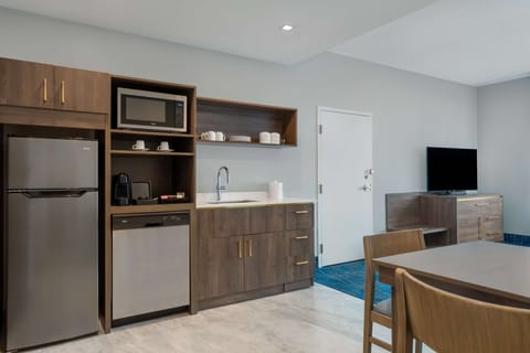 Suite, 1 Queen Bed | Private kitchen | Microwave, dishwasher, coffee/tea maker