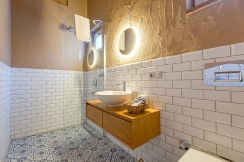 Superior Triple Room | Bathroom | Slippers