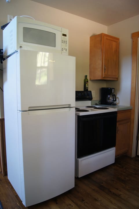 Cabin #2 | Private kitchen | Fridge, microwave