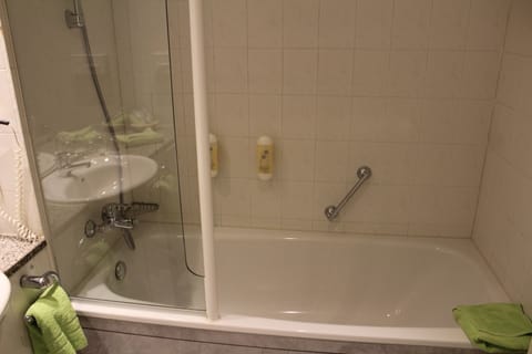 Bathtub, free toiletries, hair dryer, towels